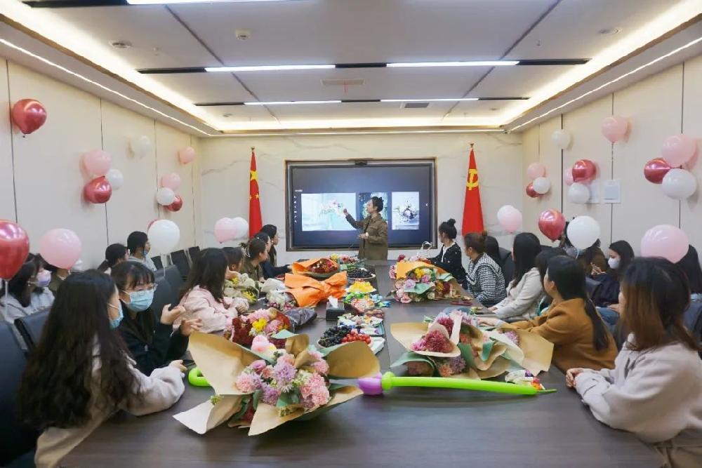 正信智汇开展“三八”妇女节“ 花漾生活 ”主题花艺DIY活动